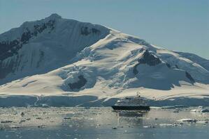 croisière navire voile dans de face de antarctique montagnes, paradis baie, Antarctique. photo