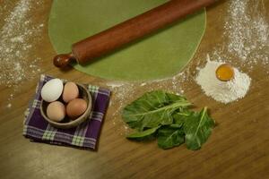 Oeuf pâte pour nouilles, avec Ingrédients sur le tableau, traditionnel italien cuisine. photo