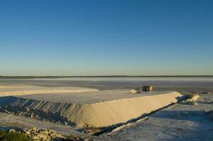 extraction de brut Matériel sel, de un ouvert fosse exploiter, la pampa, Argentine photo