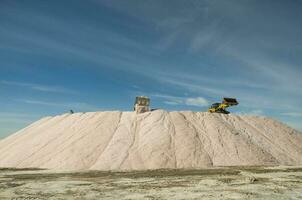 camions déchargement brut sel en gros, salines grandes de hidalgo, la pampa, Argentine. photo