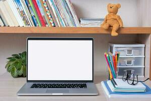 portable sur bureau avec Vide écran dans enfants chambre. enfant éducation maquette, modèle photo