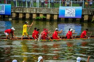 ho chi Minh, viet nam - 23 avril 2023 floue mouvement de bateau courses dans le traditionnel ONG bateau courses Festival de khmer gens photo