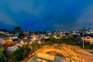 da lat ville par nuit, le brouillard magique nuit, caché dans le brouillard et des nuages photo