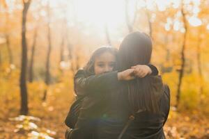 mère et fille dépenser temps ensemble dans l'automne Jaune parc. saison et Célibataire parent concept. photo