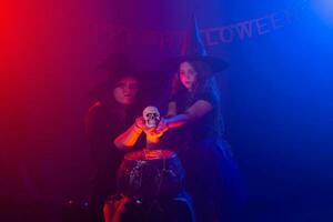 marrant enfant fille et femme dans sorcières costumes pour Halloween. photo