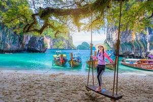 femmes portant un chapeau pour s'asseoir sur l'île de koh lao laing krabi thaïlande photo