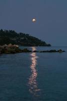 éclipse lunaire partielle du 7 au 8 août 2017, péninsule de Kassandra, Grèce photo