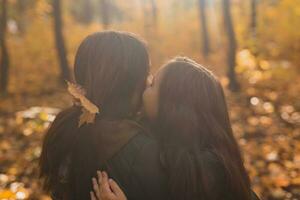 mère et fille dépenser temps ensemble dans l'automne Jaune parc. saison et Célibataire parent concept. photo