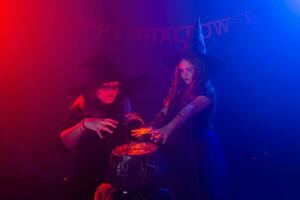 marrant enfant fille et femme dans sorcières costumes pour Halloween. photo