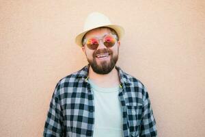 barbu homme portrait dans été vêtements et chapeau supporter plus de beige mur sur rue ville Urbain et Voyage concept photo