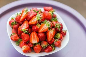 Frais mûr délicieux des fraises dans bol - en bonne santé nourriture et végétarien photo