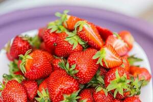 Frais mûr délicieux des fraises dans bol - en bonne santé nourriture et végétarien photo