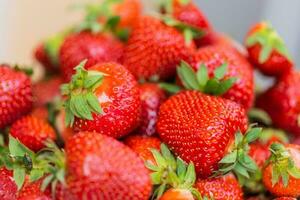 Frais mûr délicieux des fraises dans bol - en bonne santé nourriture et végétarien photo