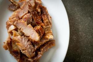 cou de porc grillé ou cou de porc bouilli au charbon de bois avec trempette thaï épicée photo