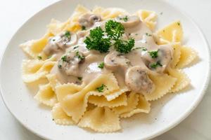 pâtes farfalle avec sauce crème blanche aux champignons - style cuisine italienne photo