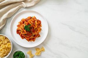 pâtes farfalle à la sauce tomate avec persil - style cuisine italienne photo