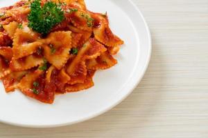 pâtes farfalle à la sauce tomate avec persil - style cuisine italienne photo