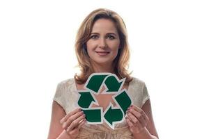 environnement, éco vivant et durabilité concept - proche en haut portrait de content souriant caucasien femme en portant vert recyclage signe plus de blanc Contexte photo