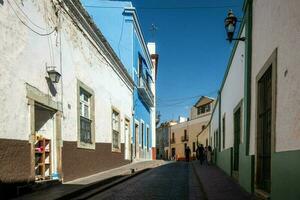 une guanajuato, Mexique, une vibrant paysage urbain avec bleu ciels, historique bâtiments, et pavé des rues photo