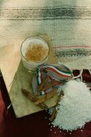 dans Mexique, une table est ensemble avec délicieux nourriture et rafraîchissant les boissons comme Horchata. photo