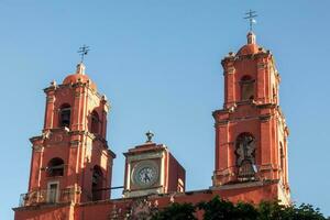 église dans guanajuato, une majestueux symbole de le de la ville patrimoine, avec étourdissant architecture et ciel photo