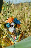 mexicain femme dans coloré robe et crâne maquillage dans le mexicain désert cactus photo