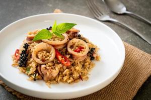 Basilic maison et riz frit aux herbes épicées avec calmar ou poulpe - style cuisine asiatique