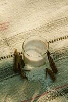 dans Mexique, une table est ensemble avec délicieux nourriture et rafraîchissant les boissons comme Horchata. photo