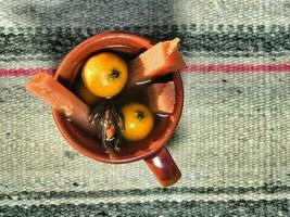 se livrer dans le les saveurs de Mexique avec une réconfortant bol de ponche photo