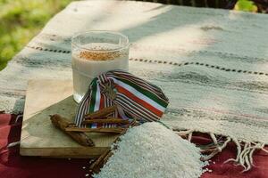 dans Mexique, une table est ensemble avec délicieux nourriture et rafraîchissant les boissons comme Horchata. photo