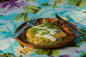 se livrer dans le délicieux les saveurs de mexicain vert enchiladas, servi sur exquis vaisselle photo