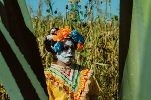 mexicain femme dans coloré robe et crâne maquillage dans le mexicain désert cactus photo