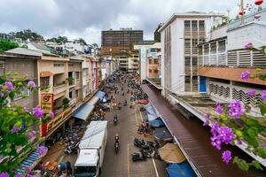 da lat, viet nam - 3 juin 2023 vue de da lat marché dans le matin, circulation centre point de repère dans da lat ville photo