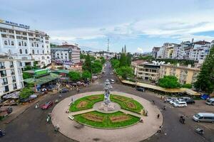 da lat, viet nam - 3 juin 2023 vue de da lat marché dans le matin, circulation centre point de repère dans da lat ville photo