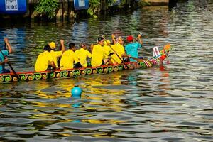 ho chi Minh, viet nam - 23 avril 2023 floue mouvement de bateau courses dans le traditionnel ONG bateau courses Festival de khmer gens photo