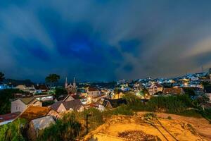 da lat ville par nuit, le brouillard magique nuit, caché dans le brouillard et des nuages photo