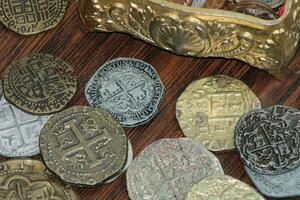 or et argent pièces de monnaie posé en dehors sur afficher. photo