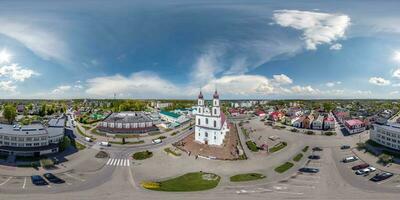 aérien plein hdri 360 panorama vue plus de carré de historique centre avec blanc baroque catholique église dans équirectangulaire projection avec zénith et nadir. vr ar contenu photo