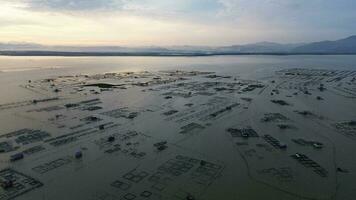 aérien vue de une poisson ferme dans été Lac ou rivière dans magnifique été ensoleillé journée. les limbes Lac photo