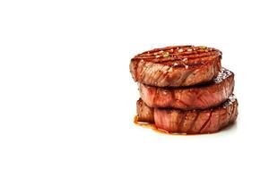 du boeuf steak moyen grillé isolé sur blanc Contexte avec copie espace. ai généré photo