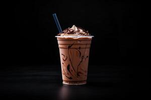 Chocolat Milk-shake dans Plastique à emporter tasse isolé sur noir Contexte. ai généré photo