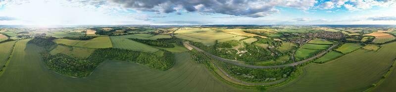 panoramique haute angle vue de Britanique campagne paysage pendant le magnifique le coucher du soleil. le métrage a été capturé à aiguiser claquettes luton, bedfordshire Angleterre Royaume-Uni sur juin 24, 2023 photo