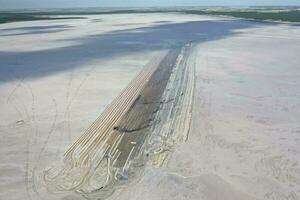 sel récolte dans sel lagune exploiter, salines grandes de hidalgo, la pampa, patagonie, Argentine. photo