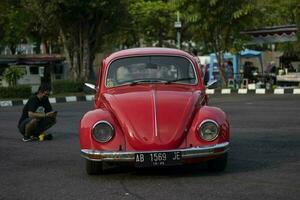 Yogyakarta, 25 septembre 2022, un élégant rouge vw classique auto. classique volkswagen voiture photo
