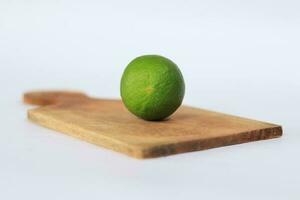 citron vert sur une Coupe planche sur une blanc Contexte photo