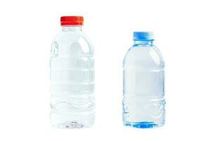 bouteille d'eau en plastique avec vide froissé utilisé isolé sur fond blanc, réutilisation, recyclage, pollution, environnement, écologie, concept de déchets. photo
