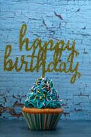 content anniversaire petit gâteau avec bleu glaçage photo
