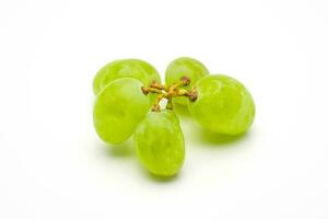 vert les raisins isolé. réaliste vert les raisins sur une blanc Contexte. photo