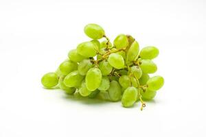 vert les raisins isolé. réaliste vert les raisins sur une blanc Contexte. photo