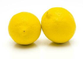 citron isolé. réaliste citron sur une blanc Contexte. photo